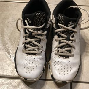 Under armour sneaker boys size5y